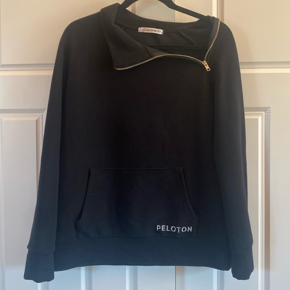 Peleton women’s  sweatshirt ribbed with zipper size small.